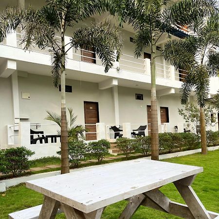 Fourteen Pods By The Sea Hotell Morjim Eksteriør bilde